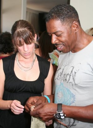 Ernie Hudson<br>(Desperate Housewives, Oz, The Crow, Ghost Busters)<br>
"My wife is always knitting... ok - now I see how hard this is!"