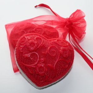 Alsatian Soaps & Bath Products Knitted Heart Soap - Strawberries & Champagne (Stitch Red)