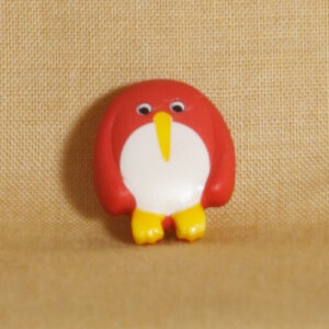 Muench Plastic Buttons - Penguin - Red (15mm)