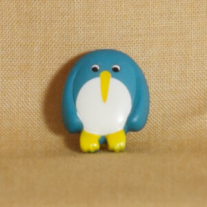 Muench Plastic Buttons - Penguin - Aqua (15mm)