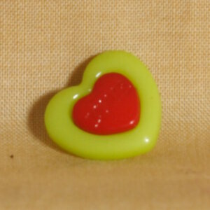 Muench Plastic Buttons - Love - Green (15mm)