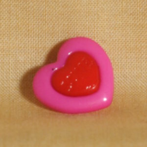 Muench Plastic Buttons - Love - Dark Pink (15mm)