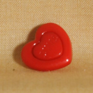 Muench Plastic Buttons - Love - Red (15mm)