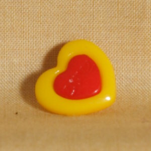 Muench Plastic Buttons - Love - Yellow (15mm)