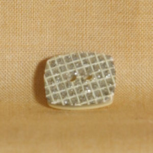 Muench Plastic Buttons - Glitter Square - Ecru (13mm)