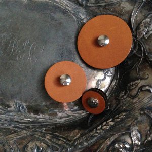 Jul Leather Pedestal Buttons - Pumpkin - Small 7/8"